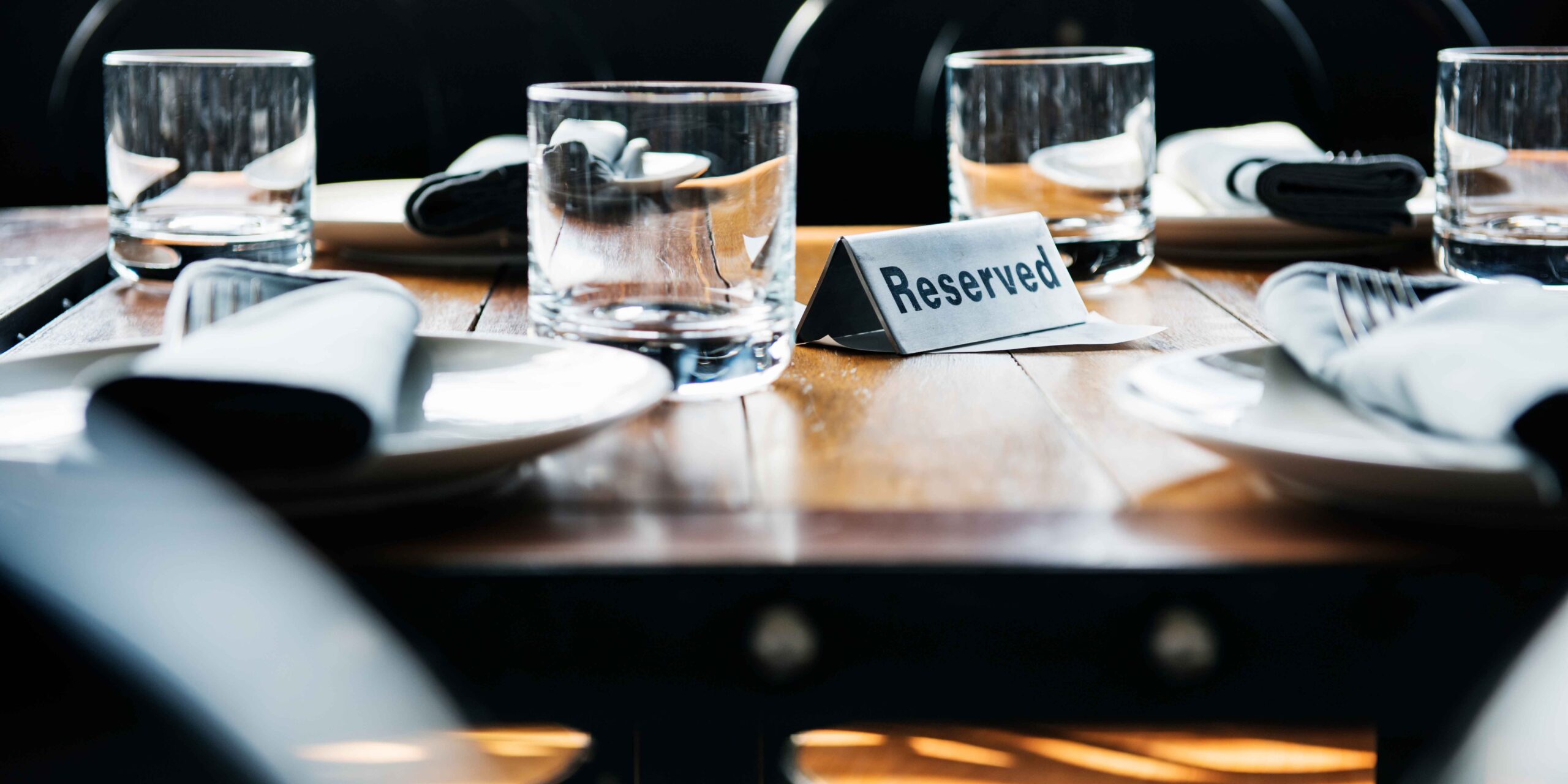 چرا آموزش هتلداری و گردشگری در شاهین شهر اهمیت دارد؟ محتوای آموزشی دوره های هتلداری و خدمات پذیرایی